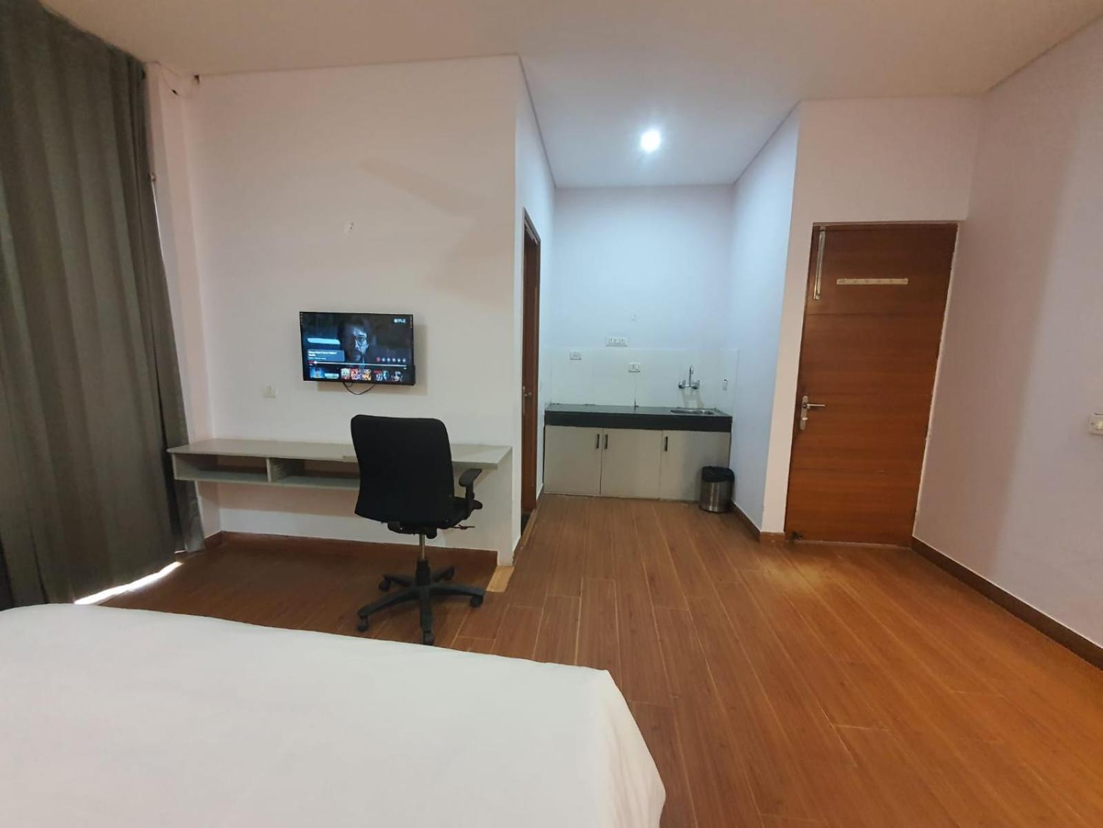 Mallenzo Suites Dlf Phase 1 Gurgaon Exterior photo