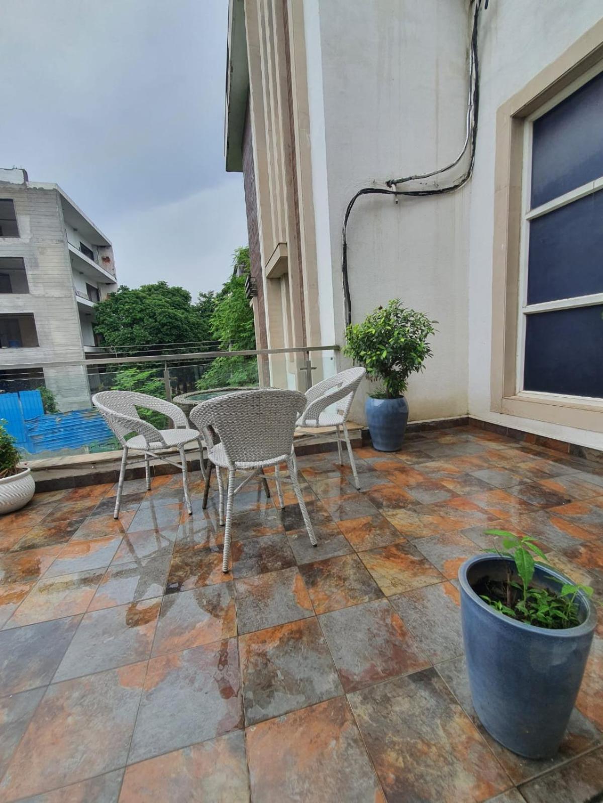 Mallenzo Suites Dlf Phase 1 Gurgaon Exterior photo